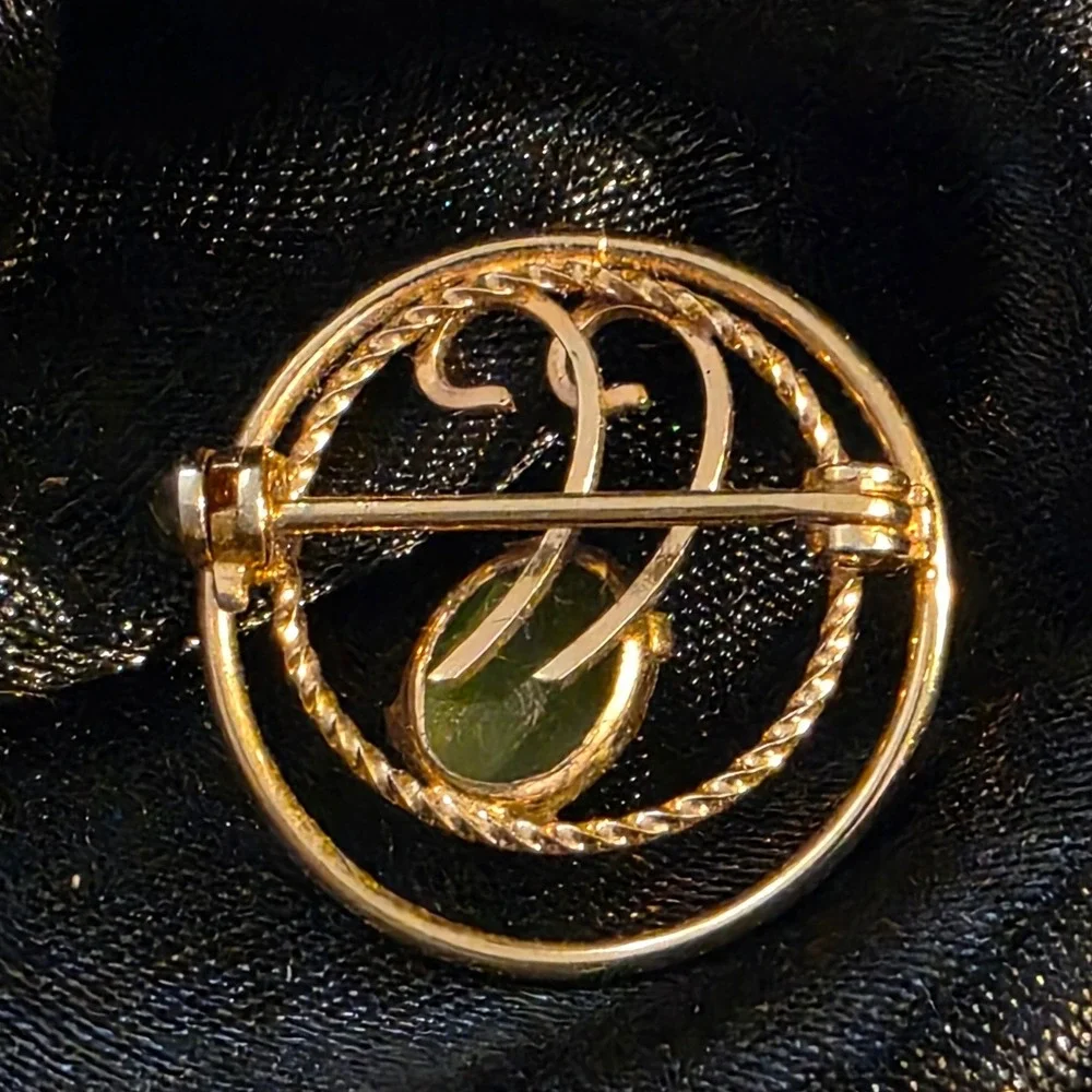 Vintage Gold‎ Tone Green Jade Wreath Brooch Scroll Circle Pin 0.75